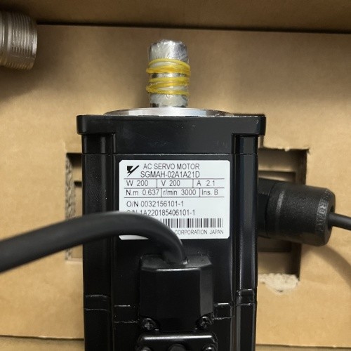 Yaskawa Electric Industrial 200W AC Servo Motor SGMAH-02A1A21D Rated Speed 3000RPM 200V 2.1A New